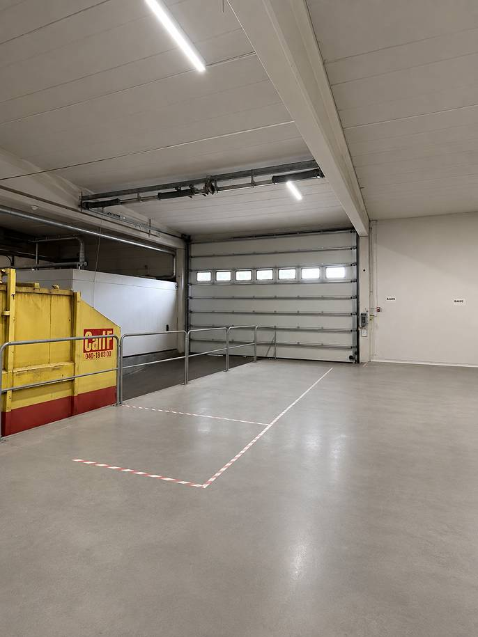 Invändig lastport och lastzon i lokalen