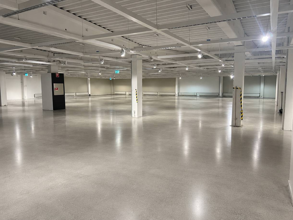 Öppen lokalyta med pelarstruktur och belysning